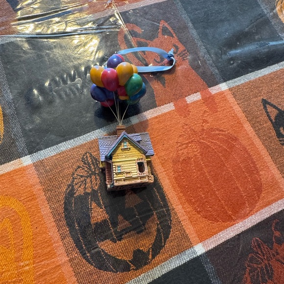 Disney Up house ornament, excellent condition - Picture 3 of 3